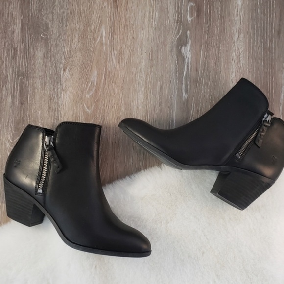 Frye Judy Black Leather Zip Booties Size 7M - Picture 2 of 4